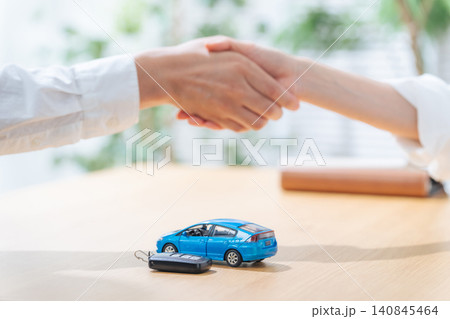 握手する人々と車のキー。レンタカー、納車、ディーラー、スマートキー、ワイヤレスキー、ドライバー 握手する人々と車のキー。レンタカー、納車、ディーラー、スマートキー、ワイヤレスキー、ドライバー 140845464
