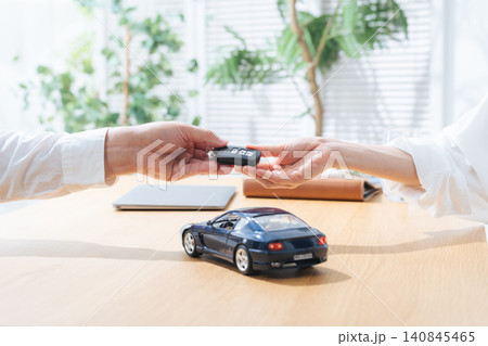 車のキーを受け取る女性。レンタカー、納車、ディーラー、スマートキー、ワイヤレスキー、ドライバー 車のキーを受け取る女性。レンタカー、納車、ディーラー、スマートキー、ワイヤレスキー、ドライバー 140845465
