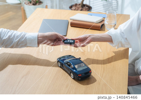 車のキーを受け取る女性。レンタカー、納車、ディーラー、スマートキー、ワイヤレスキー、ドライバー 車のキーを受け取る女性。レンタカー、納車、ディーラー、スマートキー、ワイヤレスキー、ドライバー 140845466