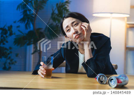 お酒を飲んで感傷に浸る女性。お酒、居酒屋、悲しい、寂しい、孤独、落ち込む、がっかり、ひとり飲み お酒を飲んで感傷に浸る女性。お酒、居酒屋、悲しい、寂しい、孤独、落ち込む、がっかり、ひとり飲み 140845489