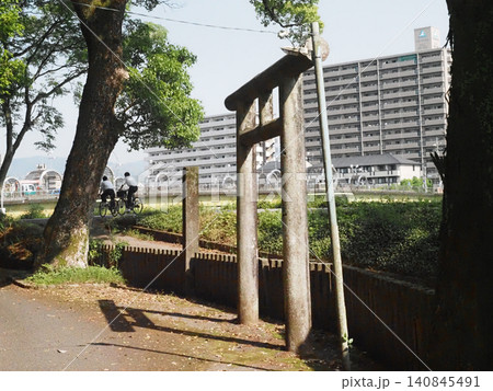 潜りにくい鳥居と新月橋界隈(鏡川右岸の石立八幡宮境内) 潜りにくい鳥居と新月橋界隈(鏡川右岸の石立八幡宮境内) 140845491