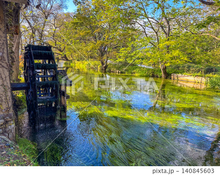 日本の長野県の安曇野を流れる美しい川の風景 日本の長野県の安曇野を流れる美しい川の風景 140845603
