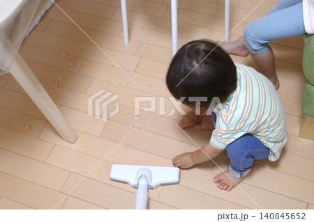 子供が床にこぼした食事の掃除風景 140845652