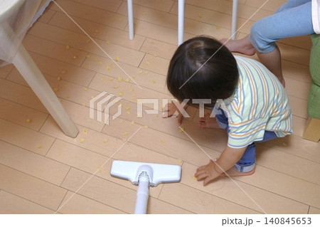 子供が床にこぼした食事の掃除風景 140845653