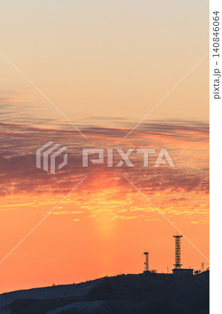鮮やかな夕焼け空に幻想的なサンピラーが垂直に伸びる神秘的な夕暮れ風景 140846064