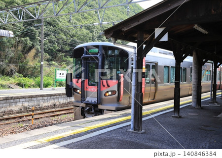 JR伯備線　美袋駅ホーム 140846384