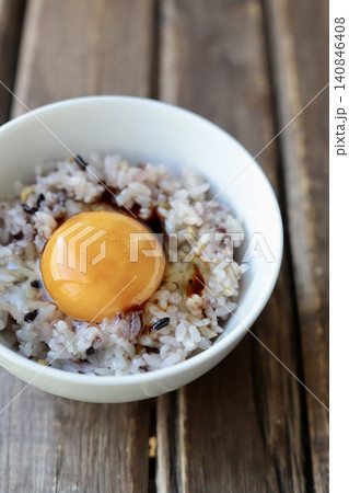 醤油を垂らした十六穀ご飯の卵かけご飯 生たまご 醤油を垂らした十六穀ご飯の卵かけご飯 生たまご 140846408