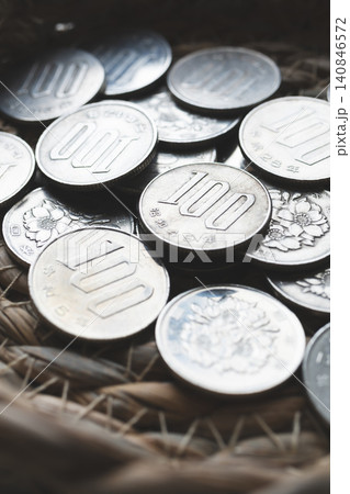 100円玉　百円硬貨 140846572