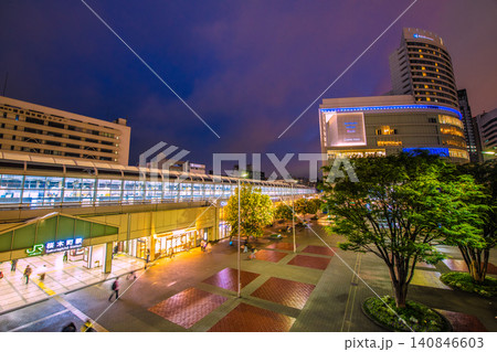 日本の横浜都市景観霧雨…桜木町駅 南改札(東口)や低く立ち込める雨雲… 日本の横浜都市景観霧雨…桜木町駅 南改札(東口)や低く立ち込める雨雲… 140846603