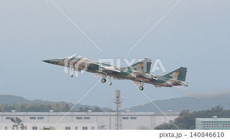 編隊離陸する航空自衛隊F-1戦闘機 編隊離陸する航空自衛隊F-1戦闘機 140846610