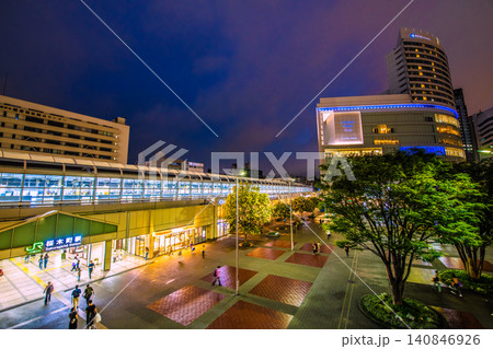 日本の横浜都市景観霧雨…桜木町駅 南改札（東口）や低く立ち込める雨雲… 140846926