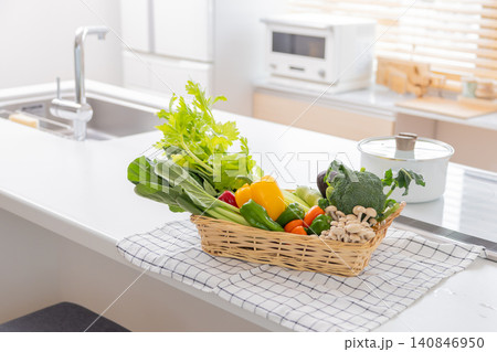キッチンに置かれた野菜の入ったかご 140846950