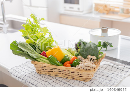 キッチンに置かれた野菜の入ったかご キッチンに置かれた野菜の入ったかご 140846955