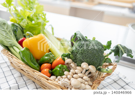 キッチンに置かれた野菜の入ったかご キッチンに置かれた野菜の入ったかご 140846966