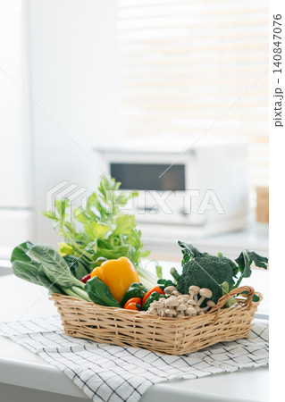 キッチンに置かれた野菜の入ったかご 140847076