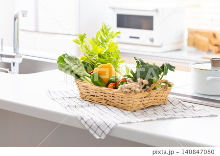 キッチンに置かれた野菜の入ったかご 140847080