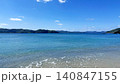奄美大島瀬戸内町のヤドリ浜に広がるエメラルドグリーンの海と白い砂浜 140847155