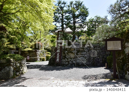 滋賀県大津市 名勝庭園芙蓉園入口と石垣と新緑 滋賀県大津市 名勝庭園芙蓉園入口と石垣と新緑 140848411