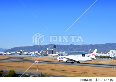 スカイパークから眺める伊丹空港着陸風景 140848740