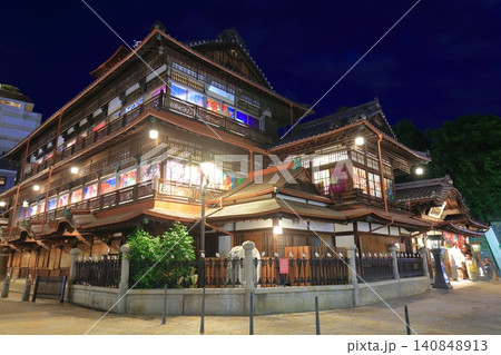 【愛媛県】すだれ掛けした道後温泉本館の夜景 【愛媛県】すだれ掛けした道後温泉本館の夜景 140848913