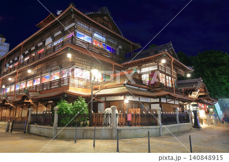 【愛媛県】すだれ掛けした道後温泉本館の夜景 140848915