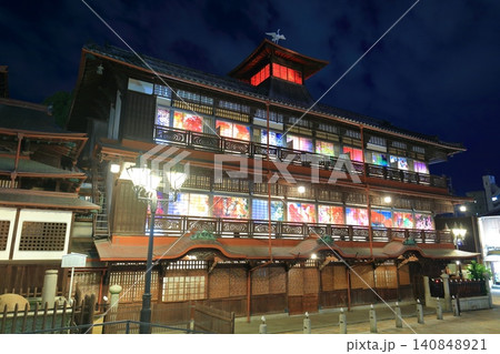 【愛媛県】すだれ掛けした道後温泉本館の夜景 【愛媛県】すだれ掛けした道後温泉本館の夜景 140848921