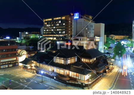 【愛媛県】リニューアルした道後温泉本館の夜景 【愛媛県】リニューアルした道後温泉本館の夜景 140848923