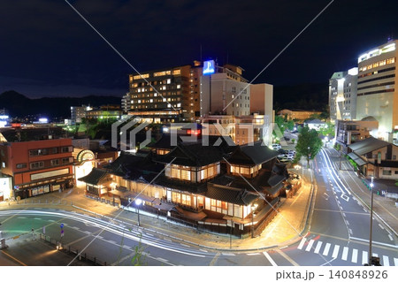【愛媛県】すだれ掛けした道後温泉本館の夜景 【愛媛県】すだれ掛けした道後温泉本館の夜景 140848926