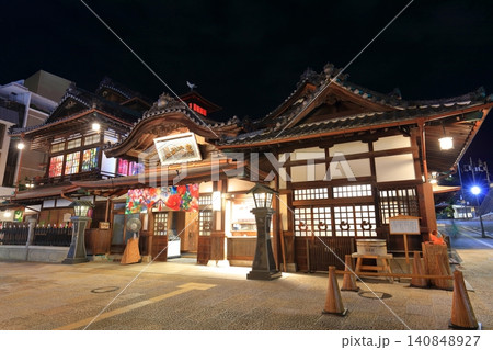 【愛媛県】リニューアルした道後温泉本館の夜景 140848927