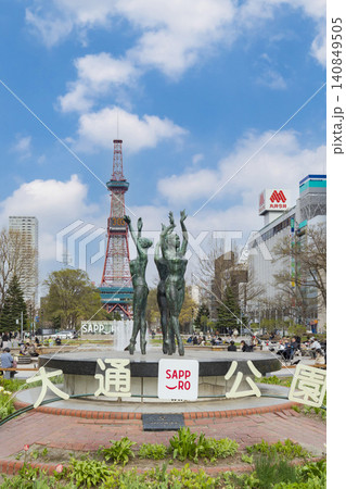 大通公園よりさっぽろテレビ塔を望む 大通公園よりさっぽろテレビ塔を望む 140849505