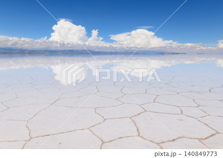 Serene Salar de Uyuni salt flat in Bolivia with vast mirror reflection of blue sky Serene Salar de Uyuni salt flat in Bolivia with vast mirror reflection of blue sky 140849773