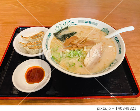 濃厚な豚骨ラーメンとパリパリに焼けたジューシーな餃子の定番人気セットメニュー 濃厚な豚骨ラーメンとパリパリに焼けたジューシーな餃子の定番人気セットメニュー 140849823