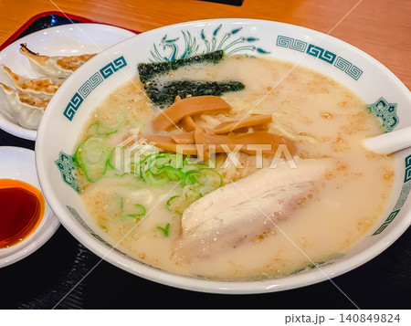 濃厚な豚骨ラーメンとパリパリに焼けたジューシーな餃子の定番人気セットメニュー 濃厚な豚骨ラーメンとパリパリに焼けたジューシーな餃子の定番人気セットメニュー 140849824