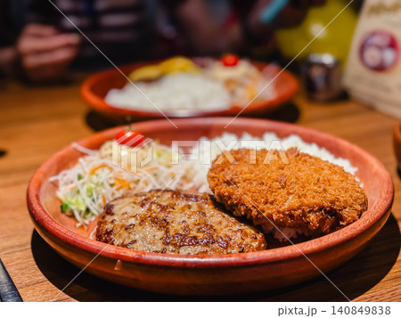 ボリューム満点なハンバーグとサクサクのメンチカツがセットになった贅沢なコンボ定食 ボリューム満点なハンバーグとサクサクのメンチカツがセットになった贅沢なコンボ定食 140849838