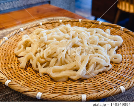 ざるに盛られたつけつゆ付きのざるうどん、日本の伝統的な冷たい麺料理 ざるに盛られたつけつゆ付きのざるうどん、日本の伝統的な冷たい麺料理 140849894