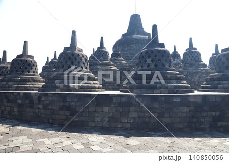 インドネシア ジャワ島 ジョグジャカルタ ボロブドゥール寺院 世界遺産 世界三大仏教遺跡 インドネシア ジャワ島 ジョグジャカルタ ボロブドゥール寺院 世界遺産 世界三大仏教遺跡 140850056