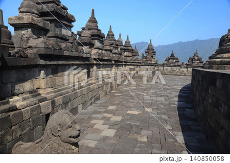 インドネシア　ジャワ島　ジョグジャカルタ　ボロブドゥール寺院　世界遺産　世界三大仏教遺跡 140850058