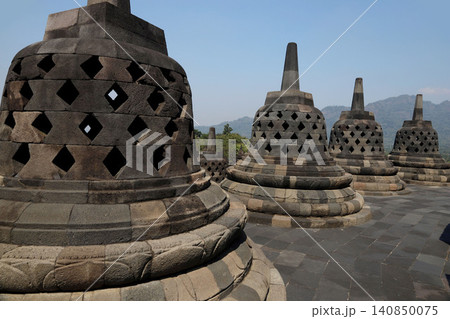 インドネシア ジャワ島 ジョグジャカルタ ボロブドゥール寺院 世界遺産 世界三大仏教遺跡 インドネシア ジャワ島 ジョグジャカルタ ボロブドゥール寺院 世界遺産 世界三大仏教遺跡 140850075