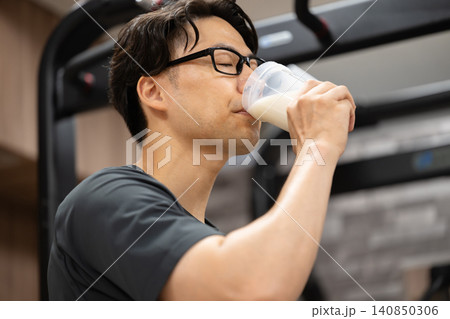 プロテインを飲む男性 プロテインを飲む男性 140850306