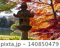 六義園 石灯籠と紅葉 140850479