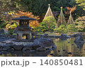 紅葉の六義園 雪吊りと雪見灯籠 140850481