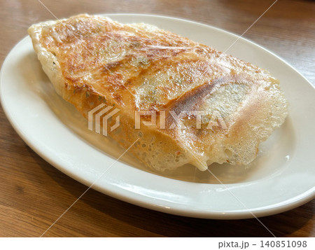 パリッとした薄い羽がついた羽根つき焼き餃子 パリッとした薄い羽がついた羽根つき焼き餃子 140851098