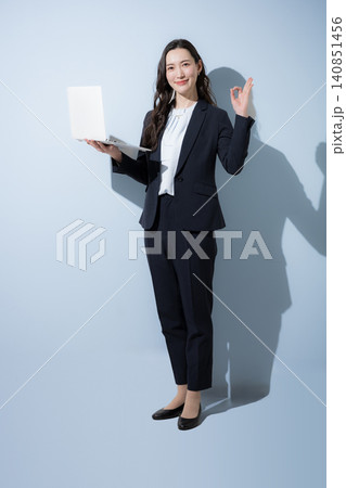 日本人ビジネス女性、DXやAI、業務改善、ITサービスをイメージしたビジネス全身カメラ目線 日本人ビジネス女性、DXやAI、業務改善、ITサービスをイメージしたビジネス全身カメラ目線 140851456