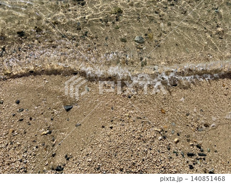 砂浜に打ち寄せる波 140851468