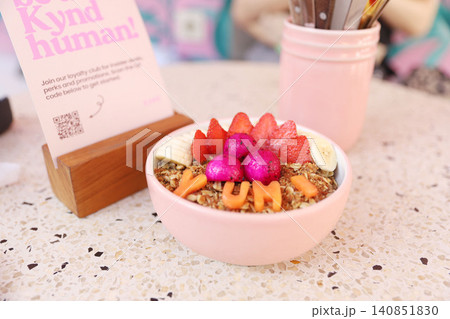 インドネシア バリ島 スミニャック おしゃれカフェ 朝食 インドネシア バリ島 スミニャック おしゃれカフェ 朝食 140851830