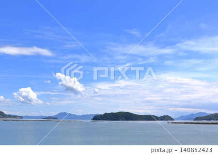 牡蠣養殖が盛んな 穏やかな瀬戸の海 牡蠣養殖が盛んな 穏やかな瀬戸の海 140852423