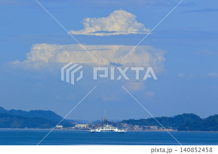 夏雲の下 広島の軍艦島の前方を走るフェリー 140852458