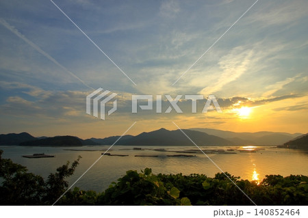 牡蠣筏が浮かぶ 夕暮れ時の三津口湾 (呉市安浦町) 牡蠣筏が浮かぶ 夕暮れ時の三津口湾 (呉市安浦町) 140852464