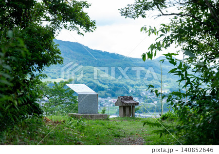 青空と山並みを望む名胡桃城址の歴史散策スポット 青空と山並みを望む名胡桃城址の歴史散策スポット 140852646