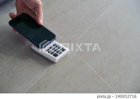 スマホタッチ決済イメージ。キャッシュレス、電子マネー、スマホ決済、レジ、アプリ、端末、支払い 140852716